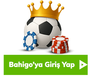 Taçlı futbol topu ve casino fişleri